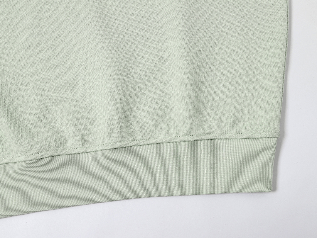 On Running 360Gsm Union Kingdom 100% Cotton Boxy Cropped Fit Quarter-Zip Sweatshirt - Image 8