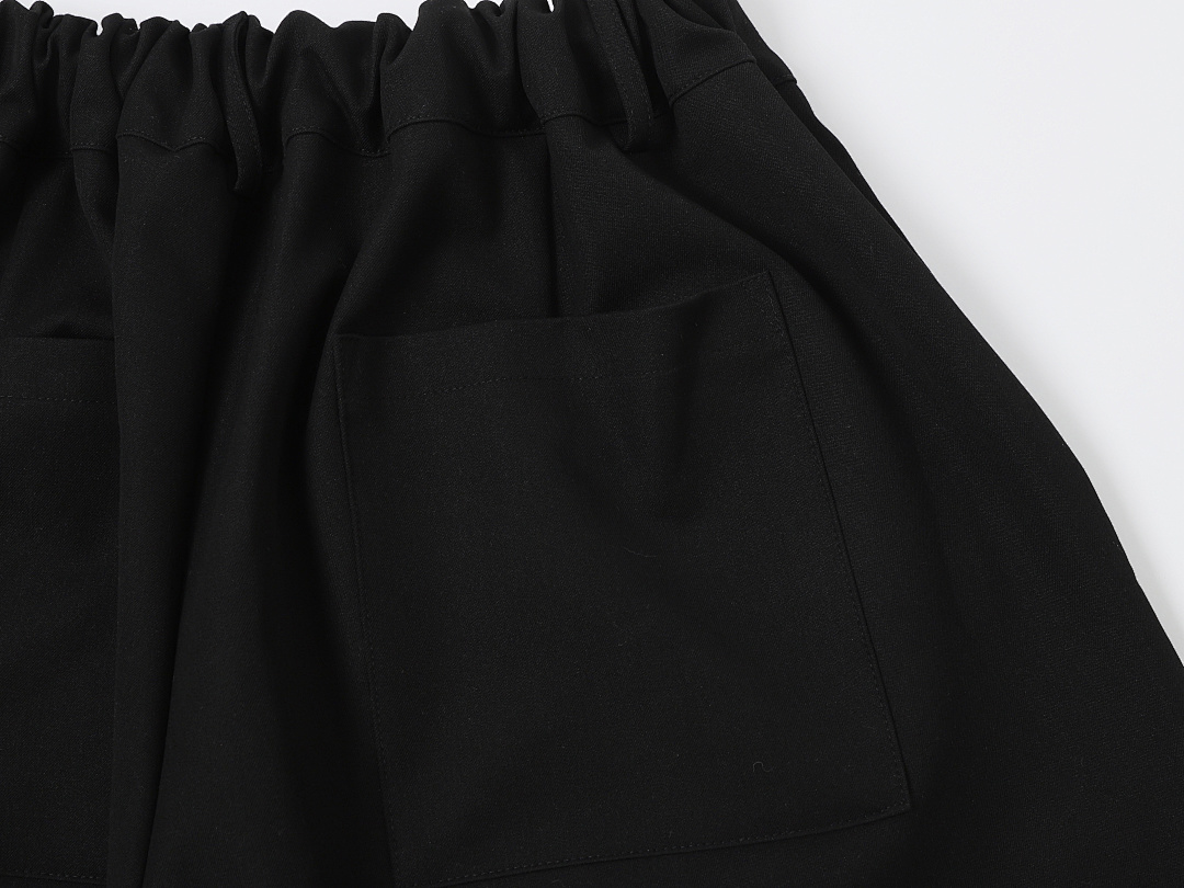 On Running 350Gsm Union Kingdom Loose Fit Pleated Shorts - Image 26
