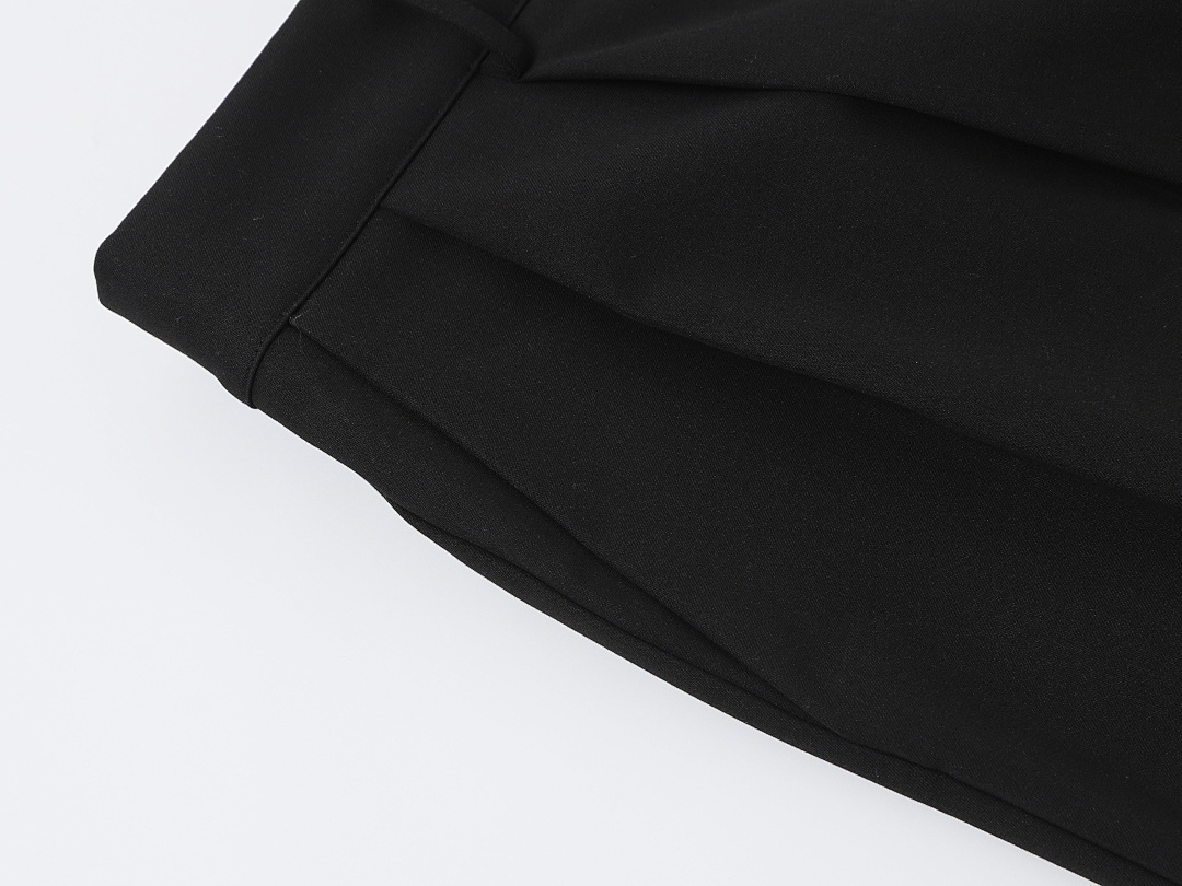 On Running 350Gsm Union Kingdom Loose Fit Pleated Shorts - Image 24