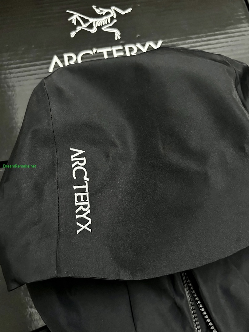 On Running ¥350 Macai Windbreaker - Image 20