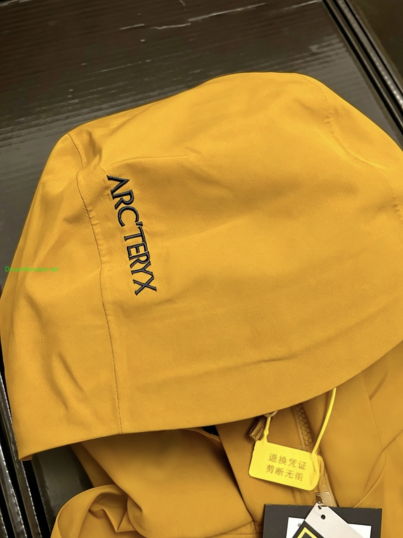 On Running ¥350 Macai Windbreaker - Image 30
