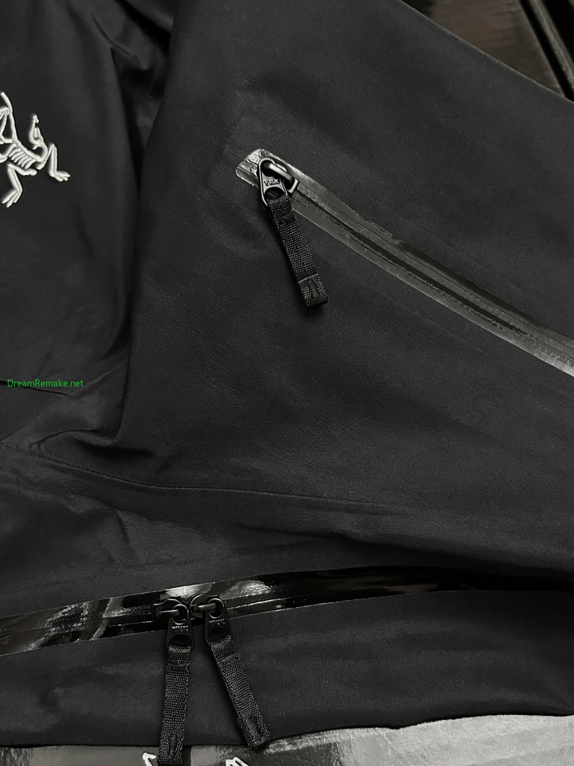 On Running ¥350 Macai Windbreaker - Image 16