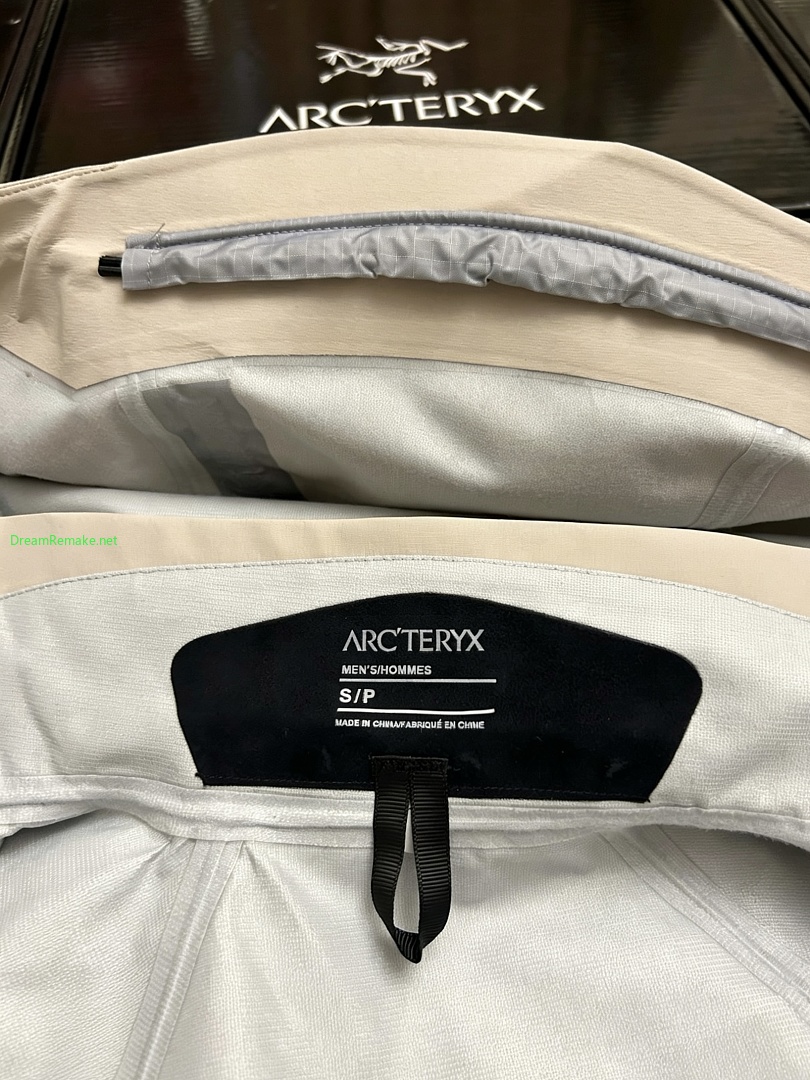 On Running ¥350 Macai Windbreaker - Image 4