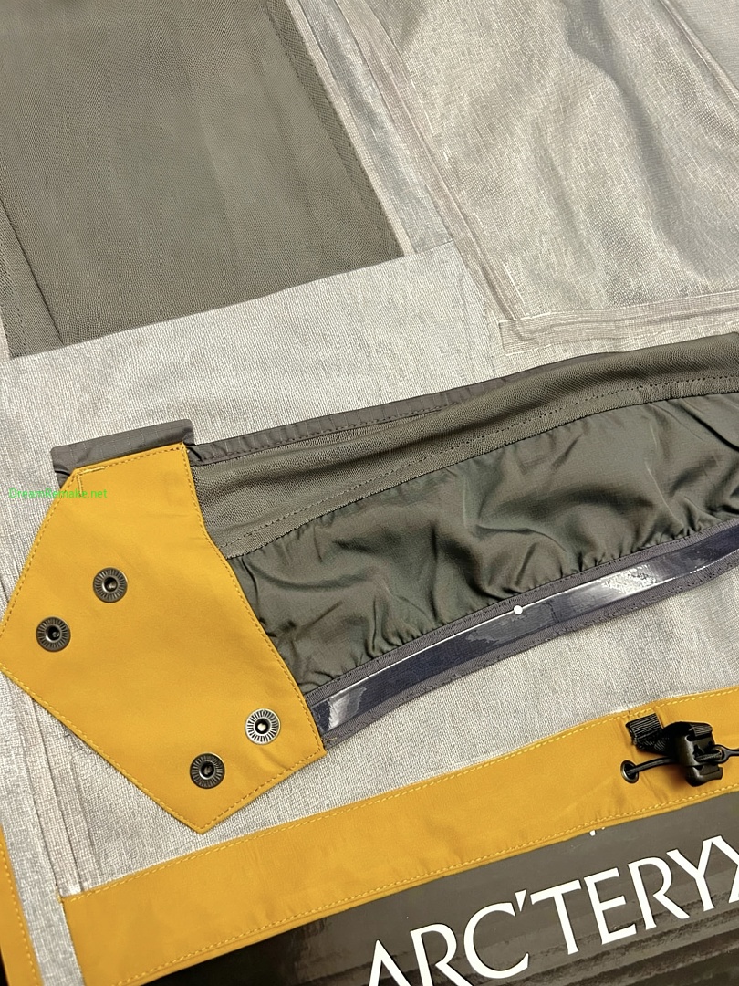 On Running ¥350 Macai Windbreaker - Image 32