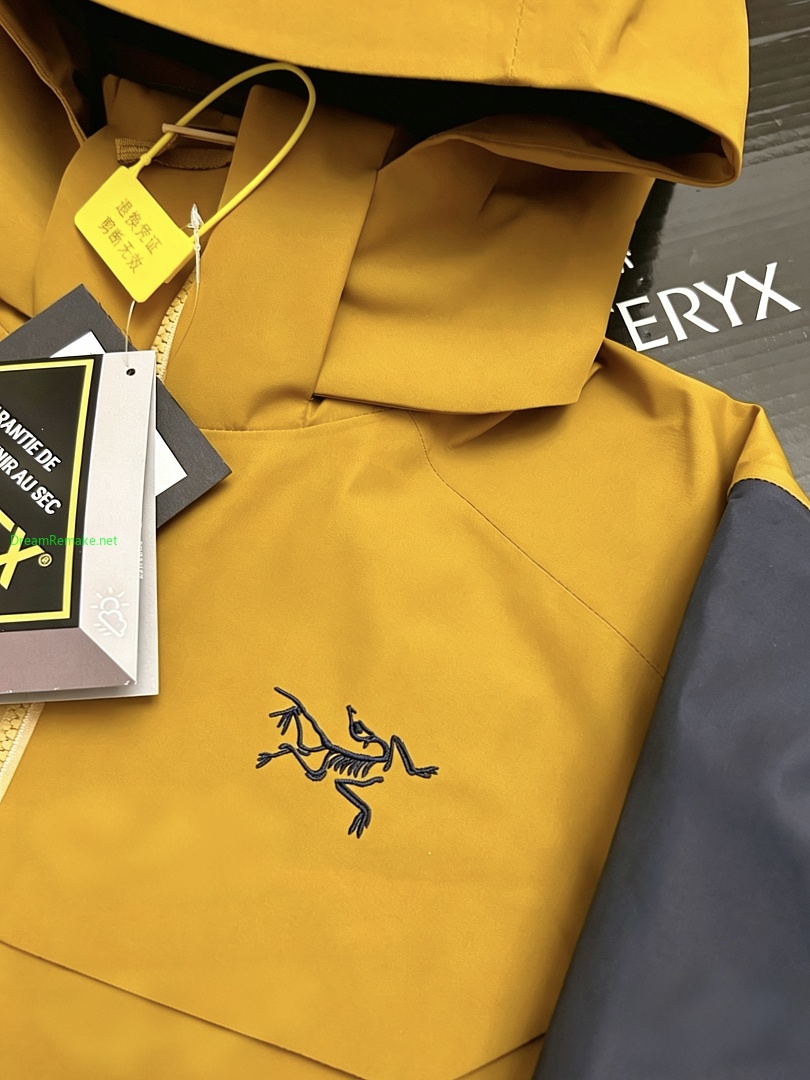 On Running ¥350 Macai Windbreaker - Image 27