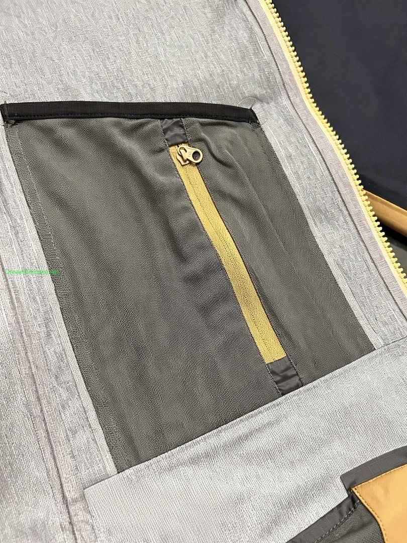 On Running ¥350 Macai Windbreaker - Image 26
