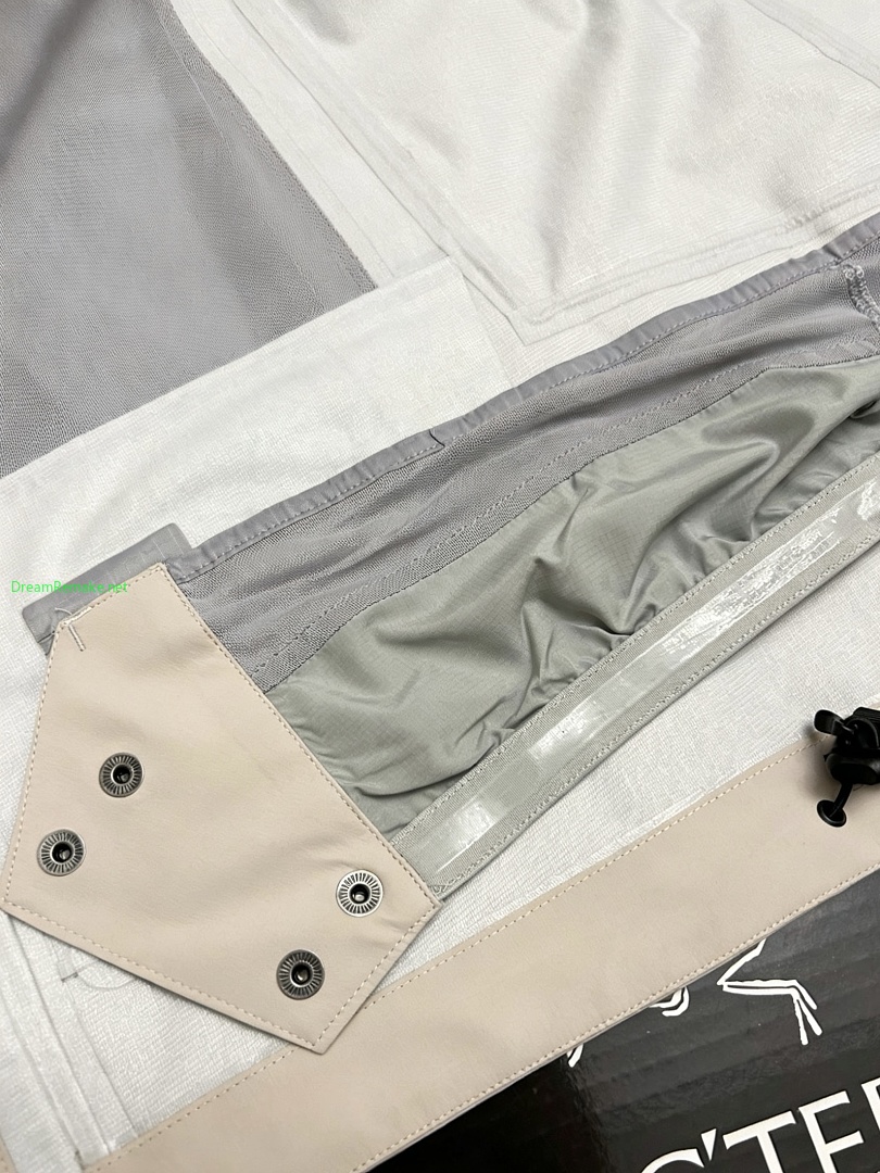 On Running ¥350 Macai Windbreaker - Image 6