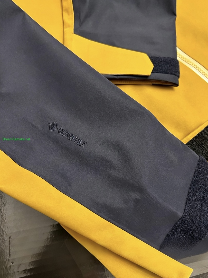 On Running ¥350 Macai Windbreaker - Image 29
