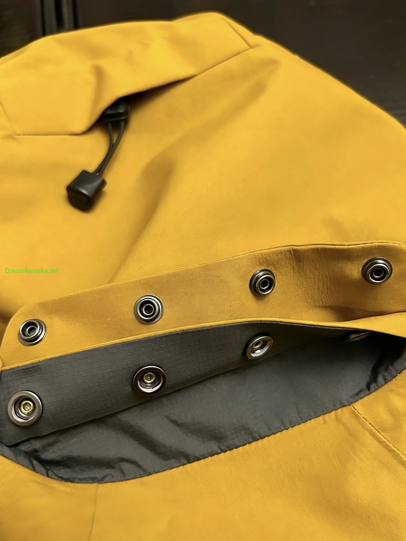 On Running ¥350 Macai Windbreaker - Image 28