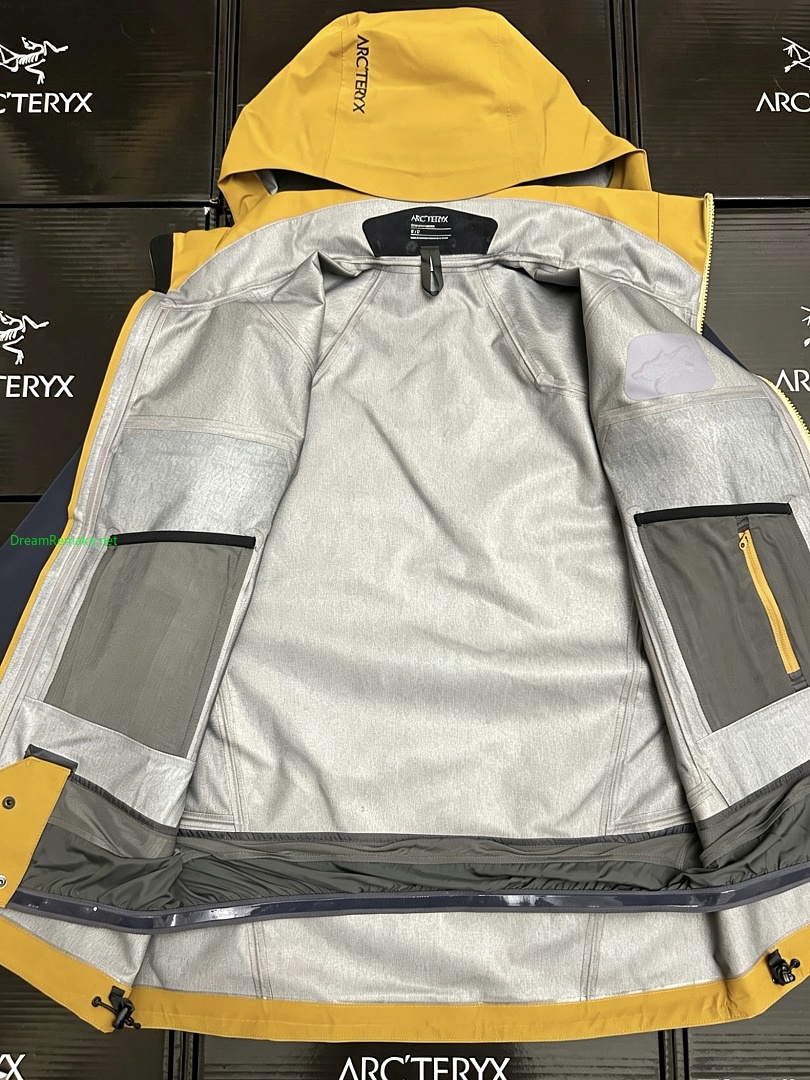 On Running ¥350 Macai Windbreaker - Image 31