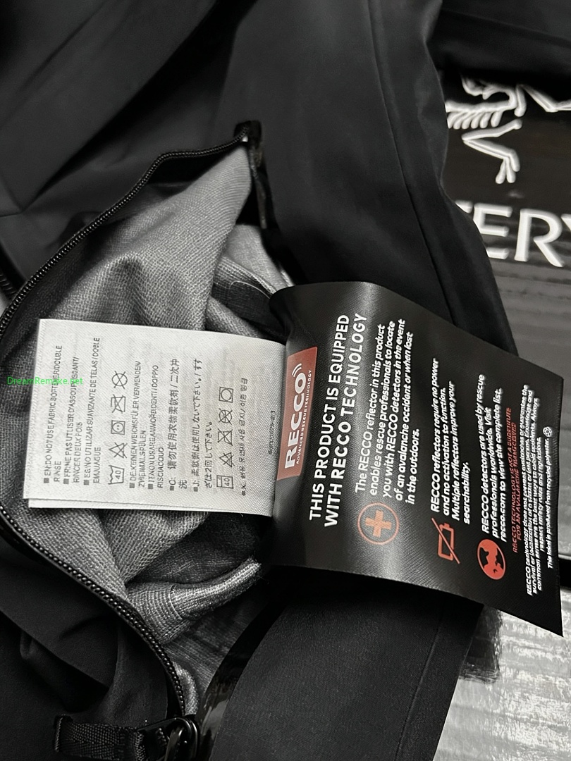 On Running ¥350 Macai Windbreaker - Image 14