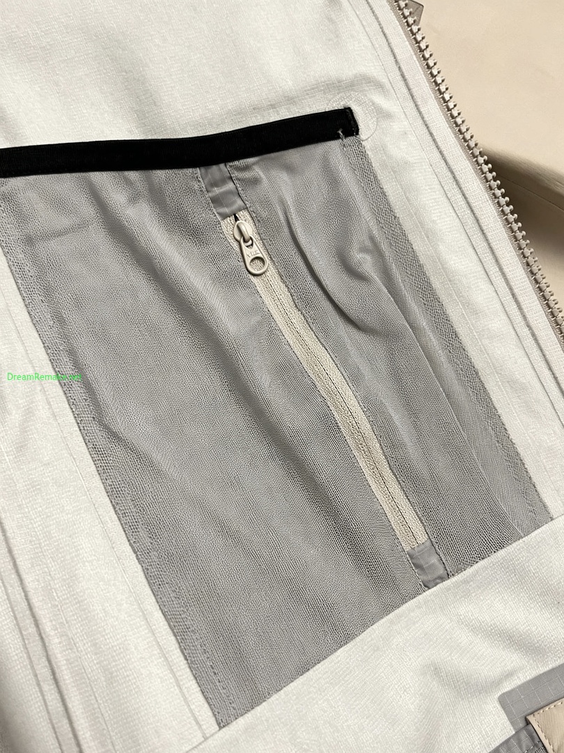On Running ¥350 Macai Windbreaker - Image 7