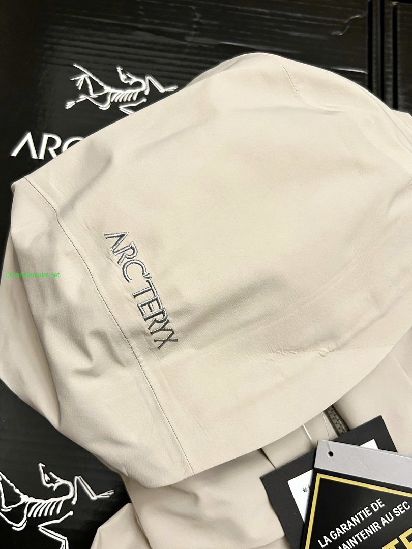 On Running ¥350 Macai Windbreaker - Image 11