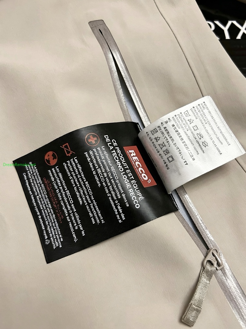 On Running ¥350 Macai Windbreaker - Image 5
