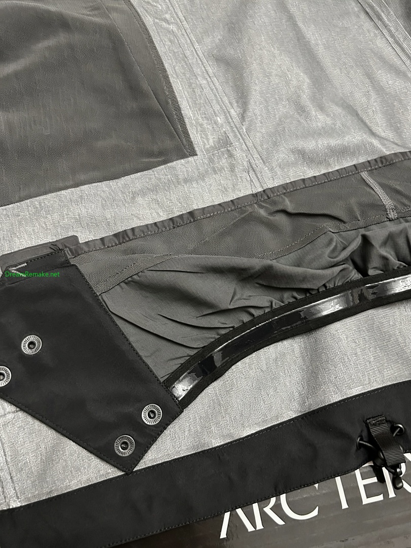 On Running ¥350 Macai Windbreaker - Image 17