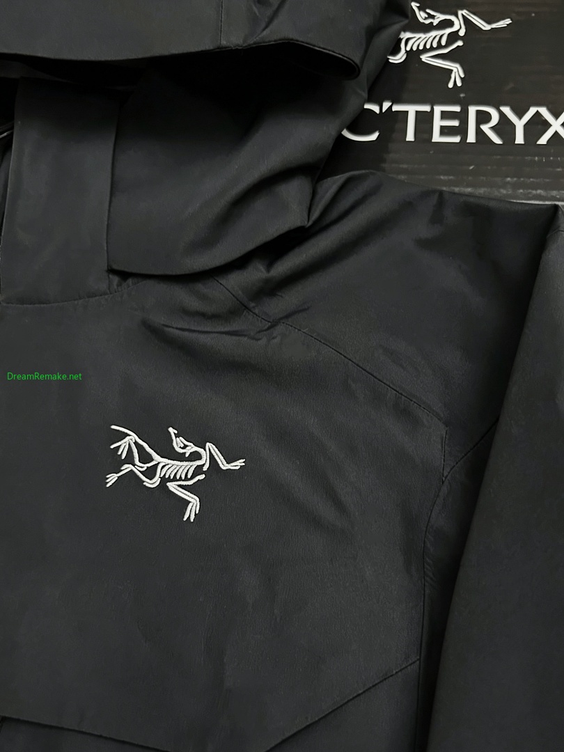 On Running ¥350 Macai Windbreaker - Image 21