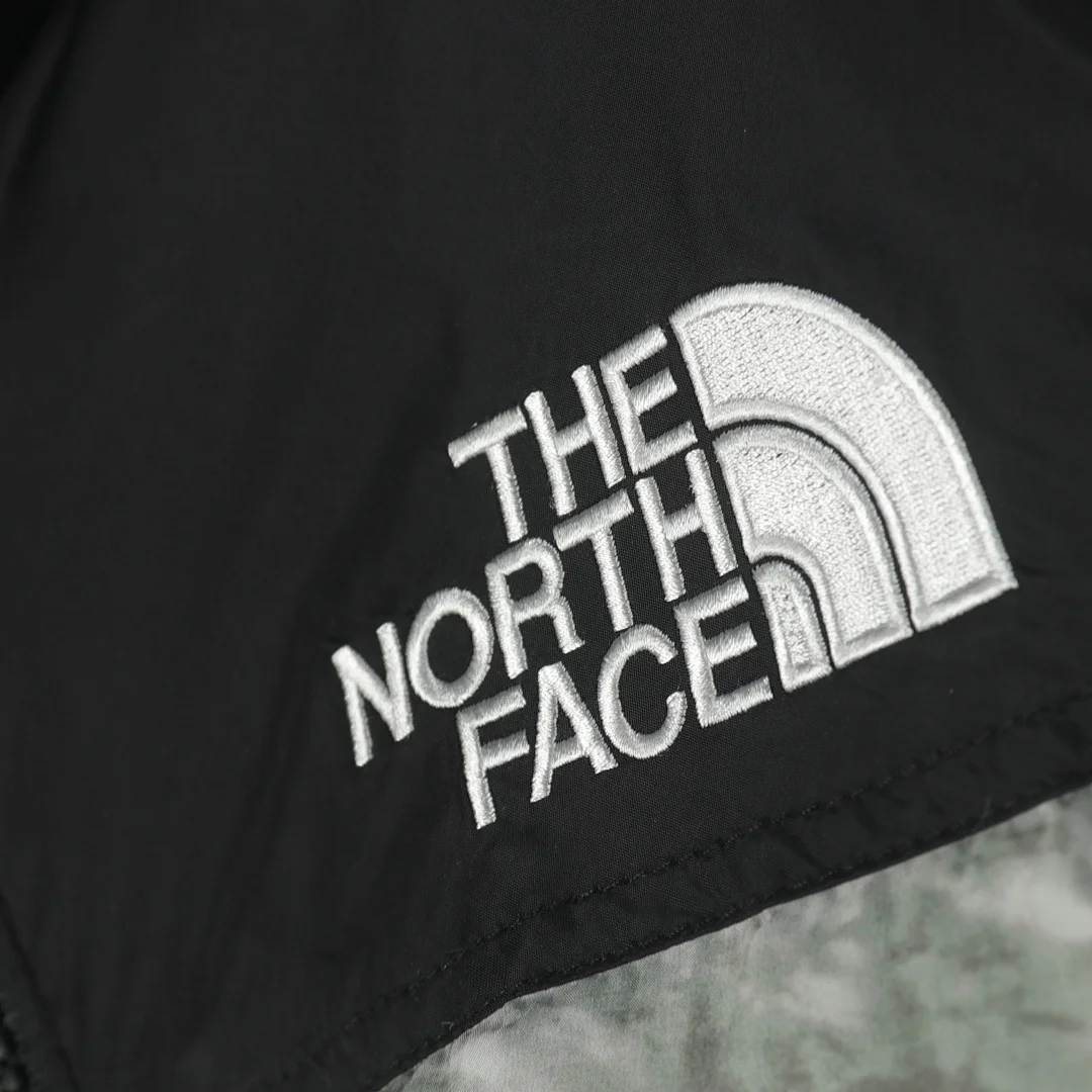 Supreme x The North Face - Veste Nuptse Paper Print - 700, coloris Black / Grey, vue 4