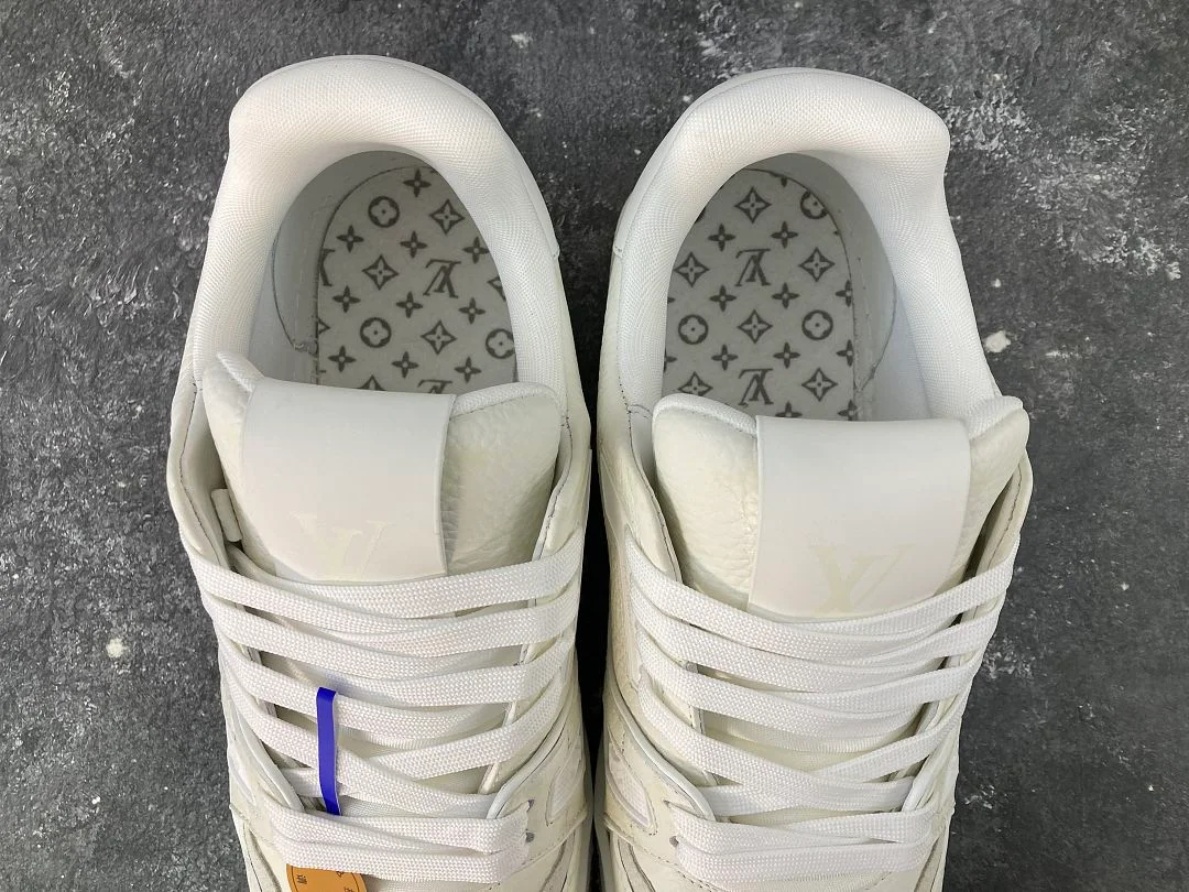 Baskets Louis Vuitton 1 LV Trainer 1 - White Monochrome, coloris White Monochrome, vue 10
