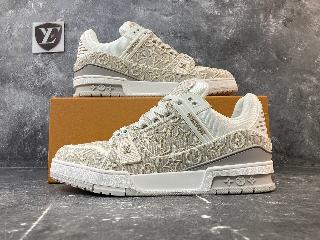 Baskets Louis Vuitton 1 LV Trainer 1, coloris Beige Monogram Jacquard, vue 4