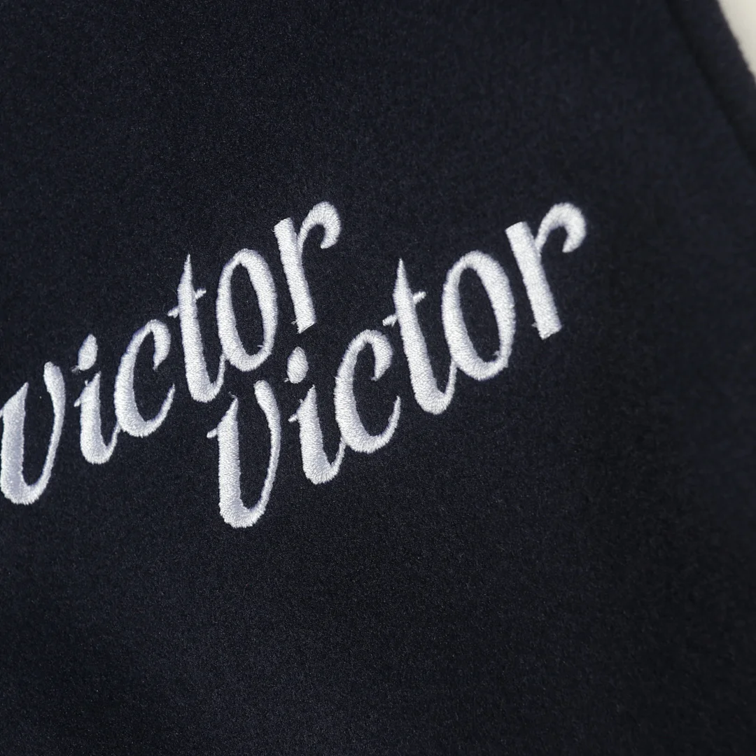 Human Made en collaboration avec Victor Victor Worldwide (conçu par NIGO pour la société médiatique de Steven Victor). Veste universitaire V, coloris Navy / White, vue 7