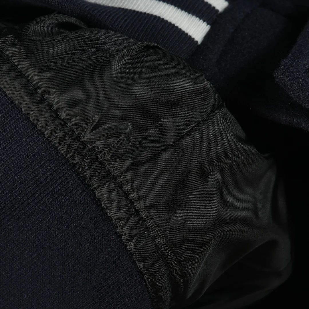 Human Made en collaboration avec Victor Victor Worldwide (conçu par NIGO pour la société médiatique de Steven Victor). Veste universitaire V, coloris Navy / White, vue 9