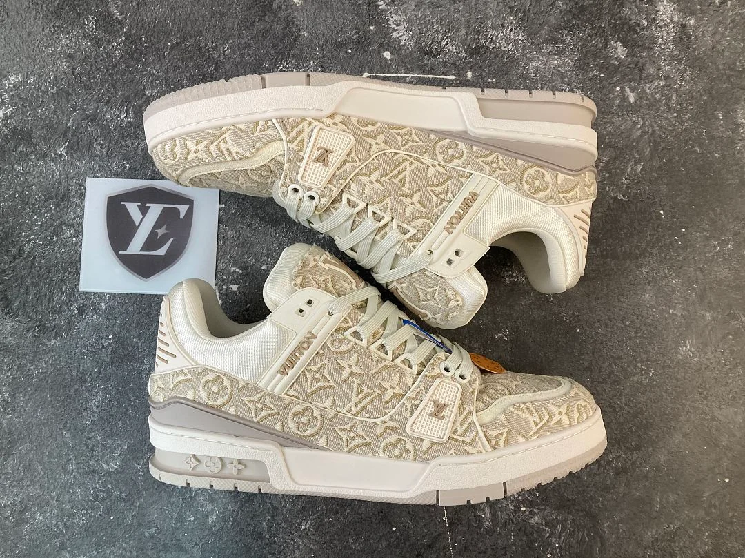 Baskets Louis Vuitton 1 LV Trainer 1, coloris Beige Monogram Jacquard, vue 12
