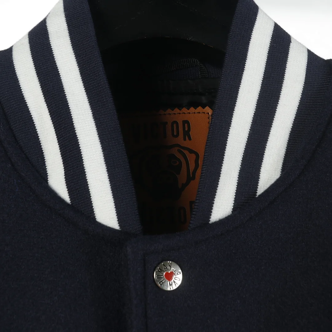 Human Made en collaboration avec Victor Victor Worldwide (conçu par NIGO pour la société médiatique de Steven Victor). Veste universitaire V, coloris Navy / White, vue 10