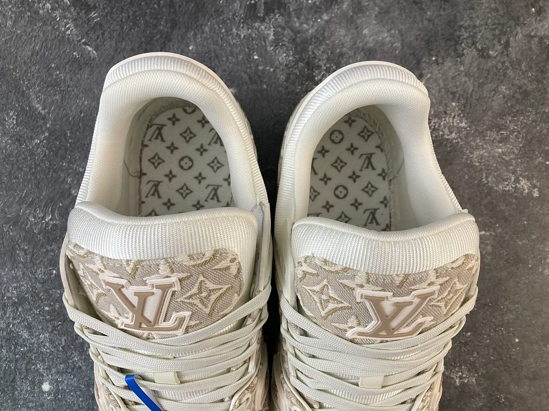 Baskets Louis Vuitton 1 LV Trainer 1, coloris Beige Monogram Jacquard, vue 10
