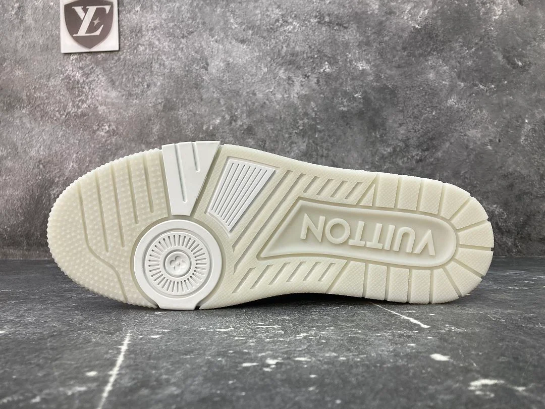 Baskets Louis Vuitton 1 LV Trainer 1 - White Monochrome, coloris White Monochrome, vue 7