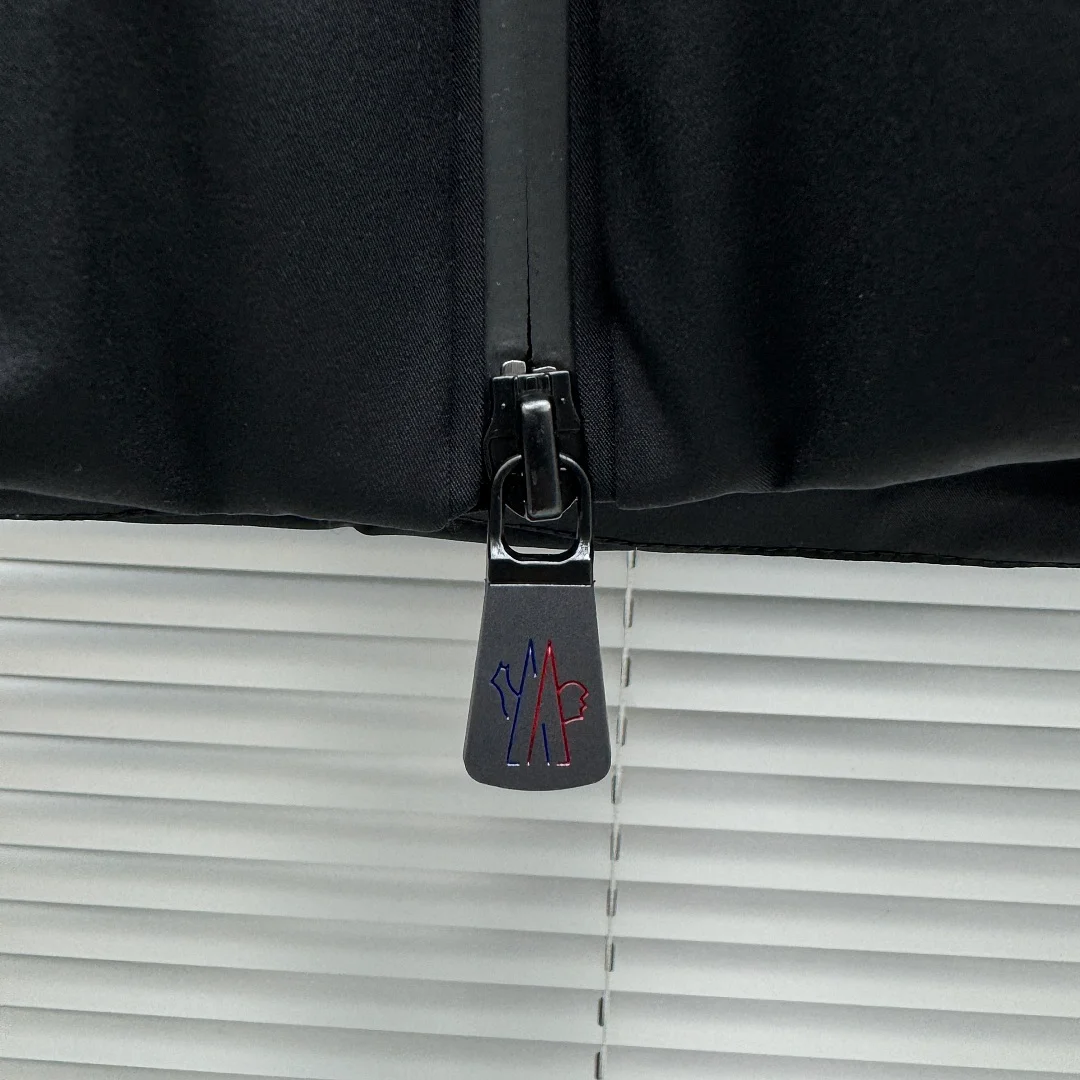 Moncler Grenoble Veste de ski isolante à capuche Montgetech – Black (9)