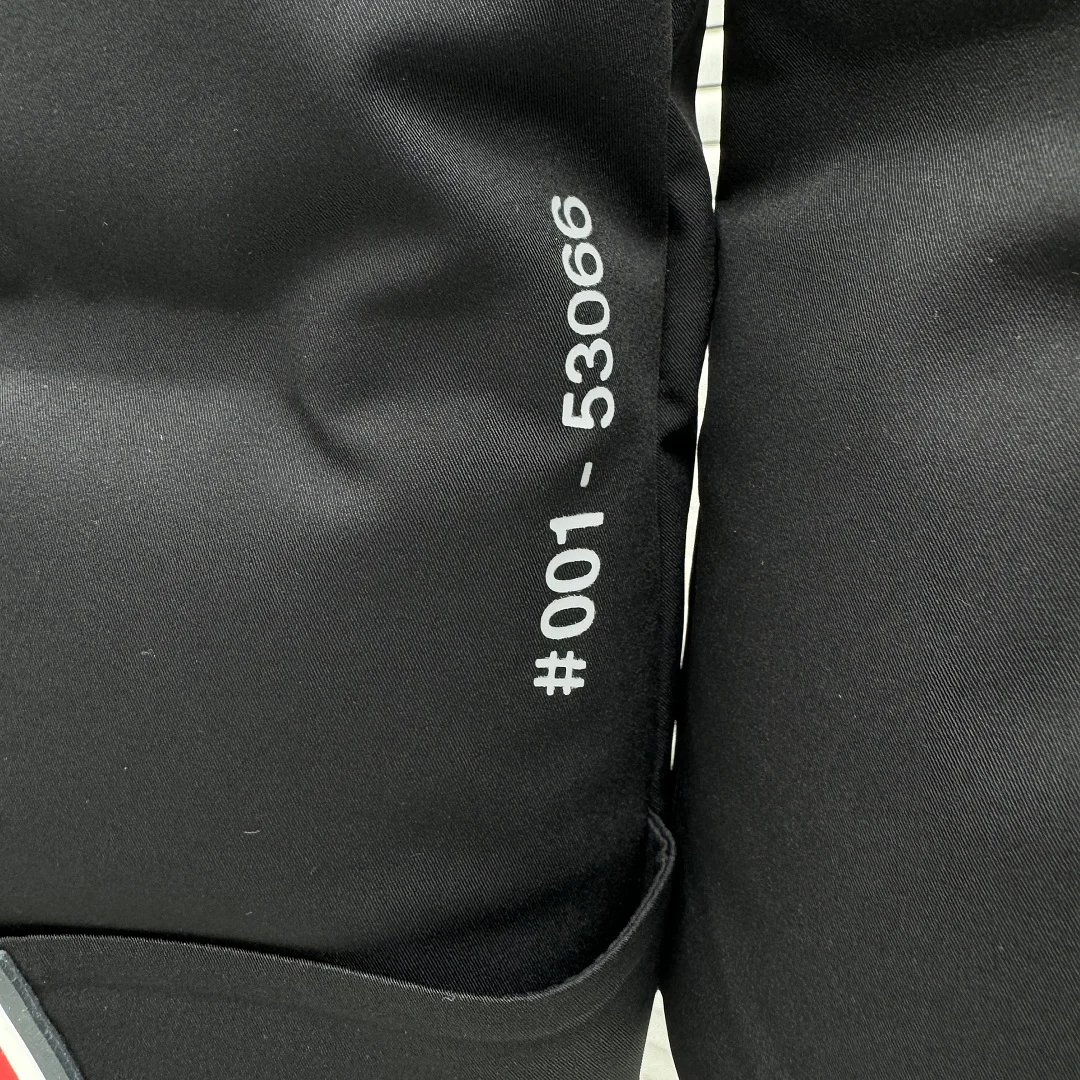 Moncler Grenoble Veste de ski isolante à capuche Montgetech – Black (12)