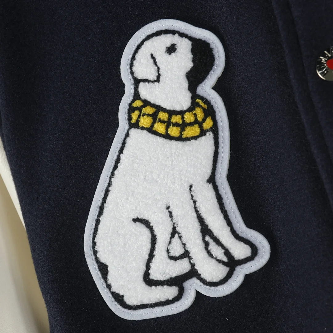 Human Made en collaboration avec Victor Victor Worldwide (conçu par NIGO pour la société médiatique de Steven Victor). Veste universitaire V, coloris Navy / White, vue 6