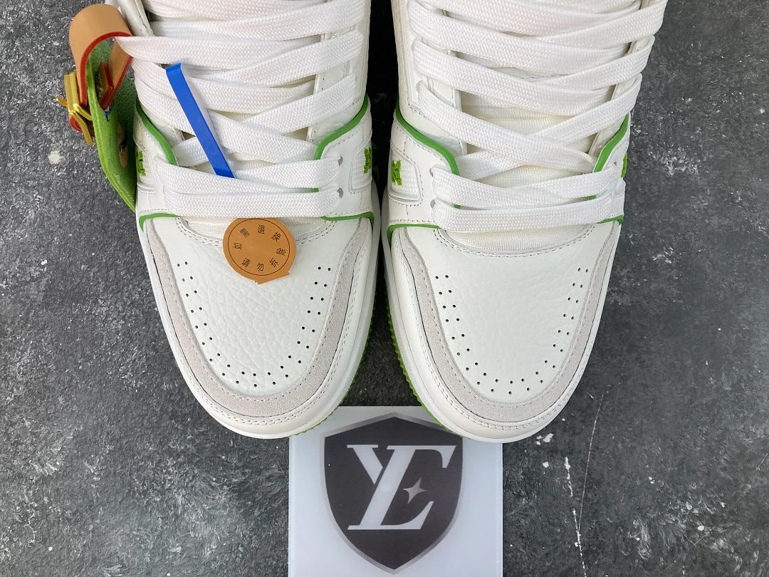 Baskets Louis Vuitton LV Trainer (basse), coloris White / Green, vue 9