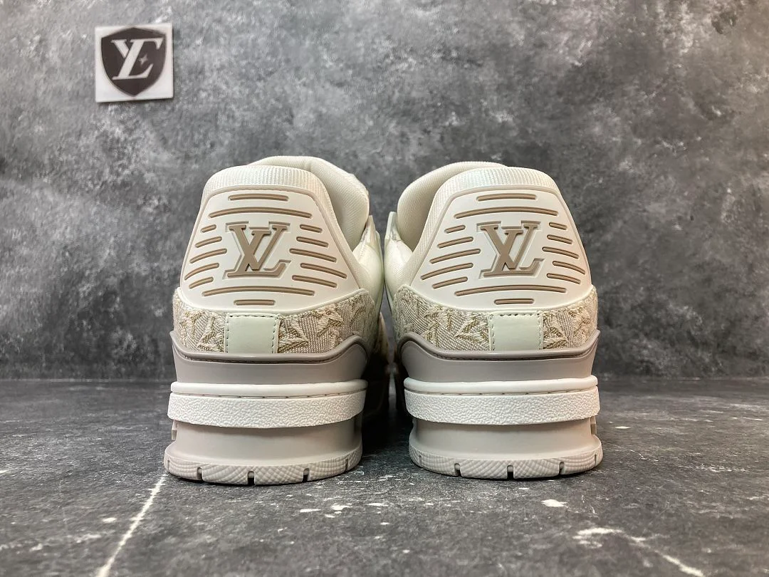 Baskets Louis Vuitton 1 LV Trainer 1, coloris Beige Monogram Jacquard, vue 8