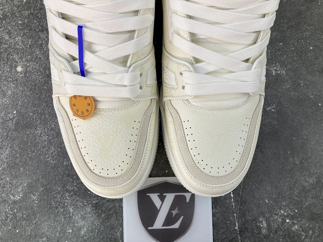 Baskets Louis Vuitton 1 LV Trainer 1 - White Monochrome, coloris White Monochrome, vue 9