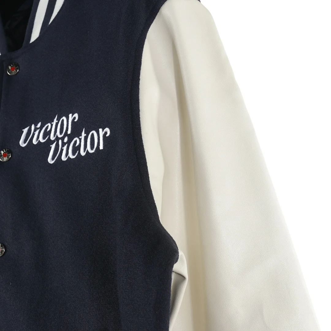 Human Made en collaboration avec Victor Victor Worldwide (conçu par NIGO pour la société médiatique de Steven Victor). Veste universitaire V, coloris Navy / White, vue 5